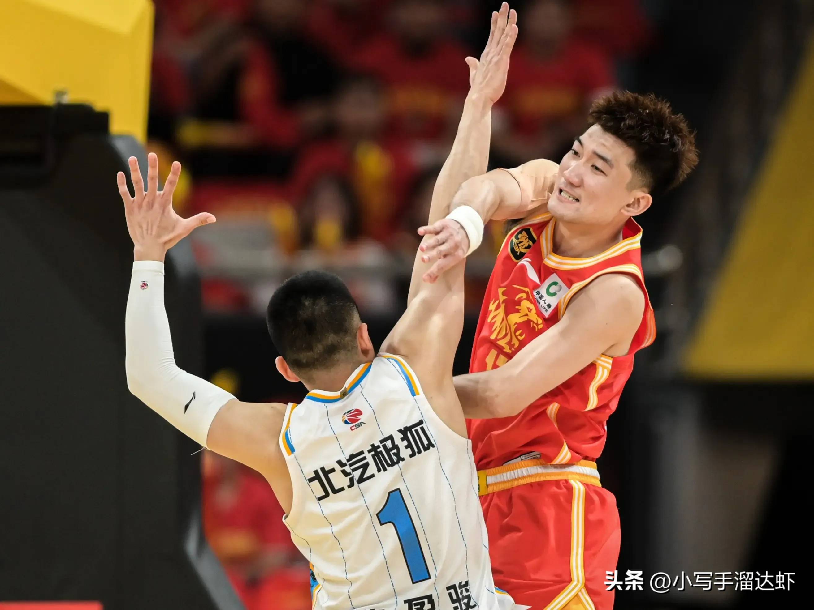 亚冠赛程吃紧，北京首钢今晨刷新队史纪录，赛场秩序良好，年轻球员得到机会的简单介绍