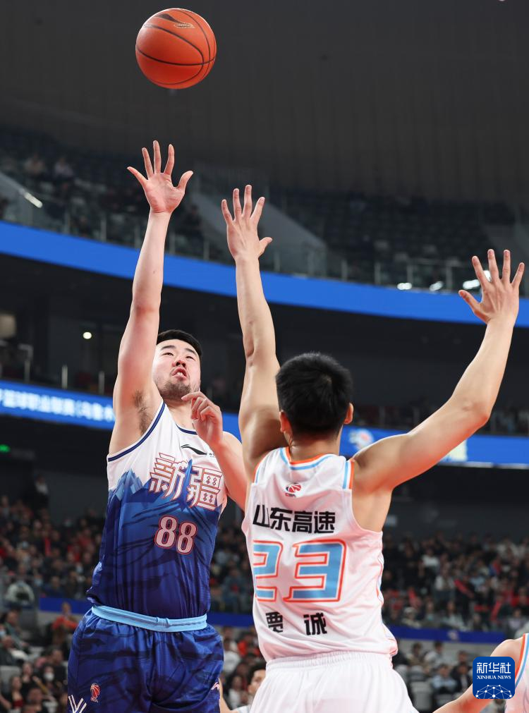 上海男篮新援布莱克尼与球队会合