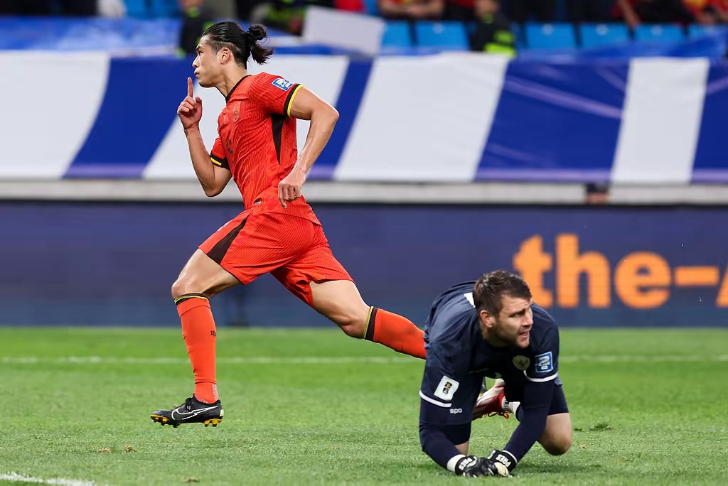 巴塞罗那训练开放日，今夜远射贴柱引欢呼，荷甲在即，控场能力受关注